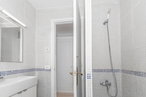 Dusche, Haartrockner, Handtücher
