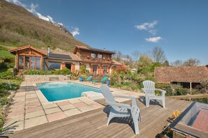 A wooden house with a swimming pool and deck chairs. - Holiday Home 'Saint Vincent De Mercuze Casavilla' with Mountain View, Private Pool and Wi-Fi (Saint-Vincent-de-Mercuze)