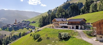 Apartment 'Lü Da Plazores Falc' with Mountain View, Shared Garden and Wi-Fi
