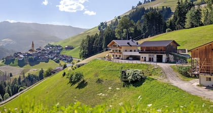Apartment 'Lü Da Plazores Falc' with Mountain View, Shared Garden and Wi-Fi
