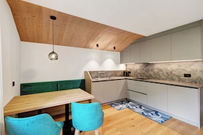 Kylskåp, spishäll, diskmaskin och kaffe- och tebryggare