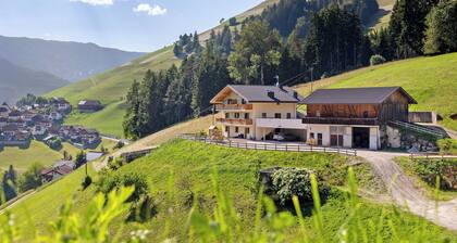 Apartment 'Lü Da Plazores Falc' with Mountain View, Shared Garden and Wi-Fi