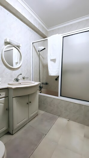 Een douche, een haardroger, handdoeken