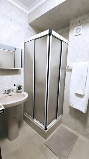 Shower, hair dryer, towels - Apartment 'Ocean and River' with Wi-Fi (Torreira)