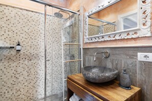 Shower, hair dryer, towels - Room 'Stella Marina' with Private Terrace, Wi-Fi and Air Conditioning (Moneglia)