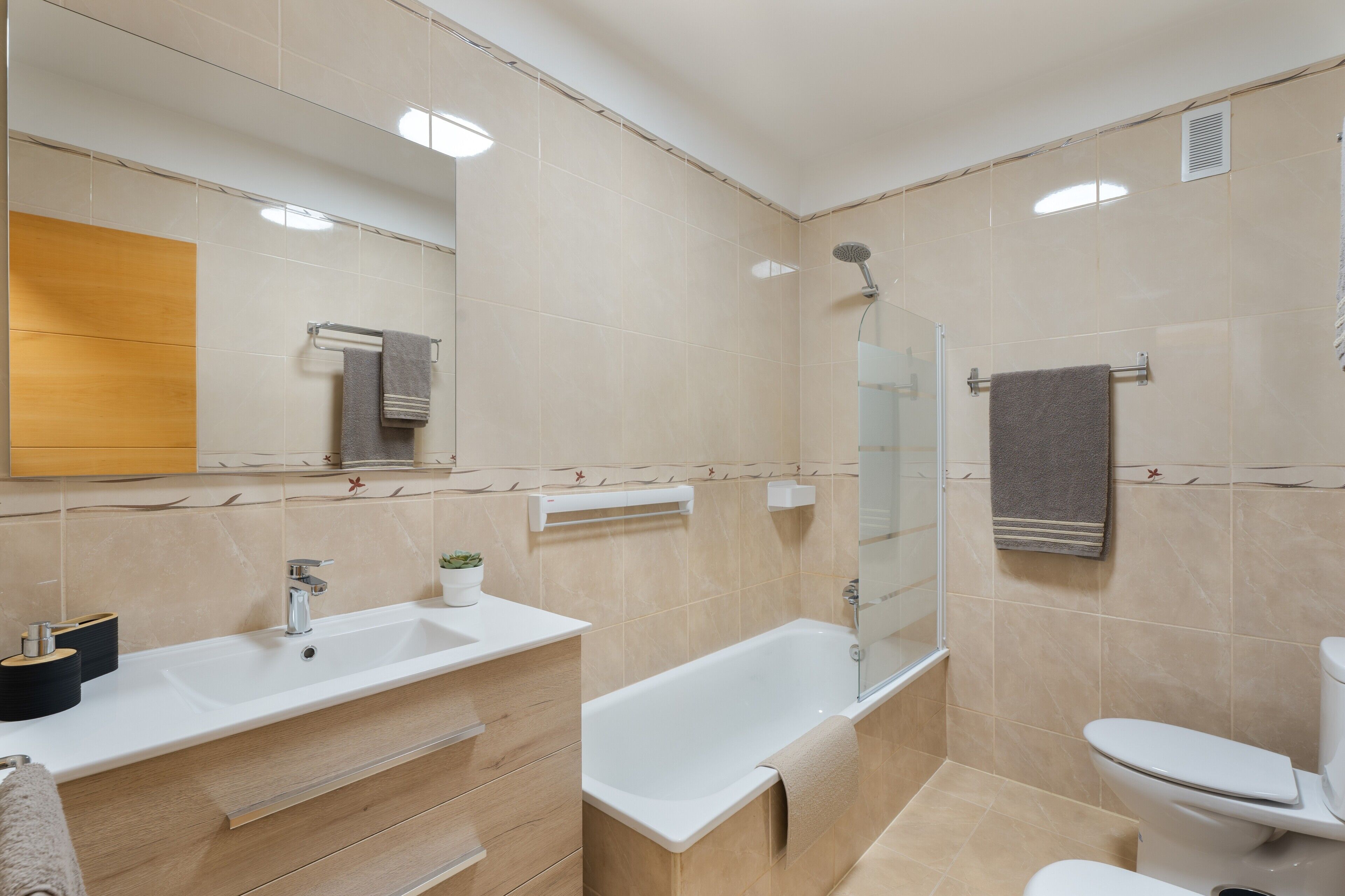 Dusche, Haartrockner, Handtücher