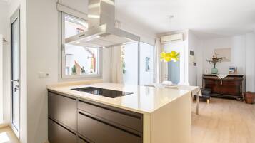 Jääkaappi, mikroaaltouuni, uuni, liesi