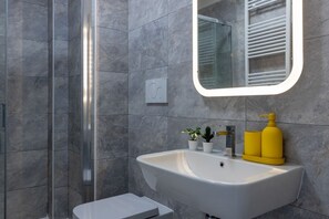 Dusche, Haartrockner, Bidet, Handtücher