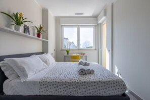 2 bedrooms, iron/ironing board, WiFi, bed sheets - GuestHost - Elegant apartment of 70 sqm, for 4 people, located on the 1st floor with lift of a renovated building, equipped with shared swimming pool and private parking space.The property is located in Calambrone, just 400 mts from the sea. Near the acc (Marina di Pisa-tirrenia-calambr)