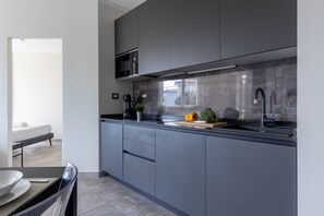 Kühlschrank, Mikrowelle, Herdplatte, Geschirrspüler