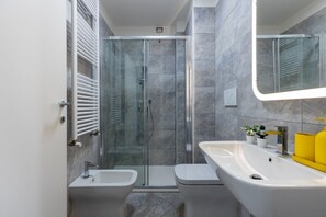 Shower, hair dryer, bidet, towels