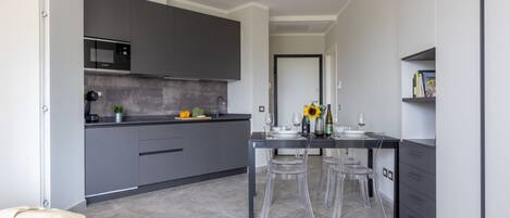 KĂŒhlschrank, Mikrowelle, Herdplatte, GeschirrspĂŒler