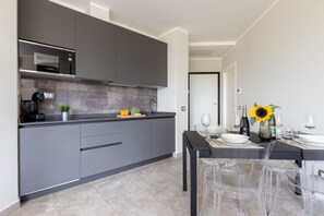 Frigorífico, microondas, placa de cocina y lavavajillas
