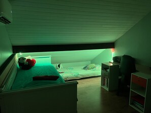 3 室のベッドルーム、アイロン / アイロン台、WiFi (無料)、ベッドシーツ