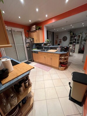 Réfrigérateur, four, lave-vaisselle, cafetière/bouilloire