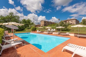 Pool - Holiday Home 'Rustico Con Jacuzzi In Toscana' with Shared Pool, Wi-Fi and Air Conditioning (Colle di Val d'Elsa)