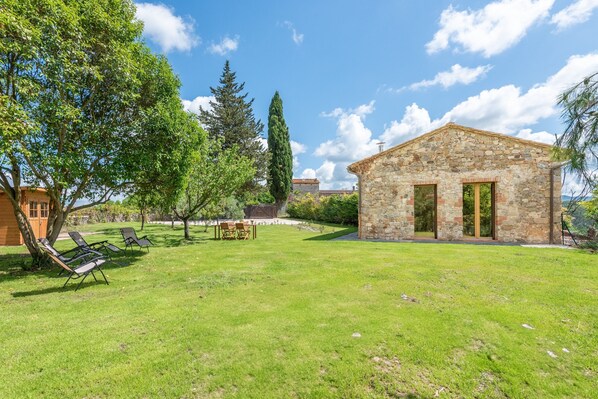 A stone building with a small patio and outdoor seating. - Holiday Home 'Rustico Con Jacuzzi In Toscana' with Shared Pool, Wi-Fi and Air Conditioning (Colle di Val d'Elsa)