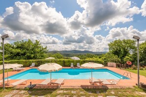 Pool - Holiday Home 'Rustico Con Jacuzzi In Toscana' with Shared Pool, Wi-Fi and Air Conditioning (Colle di Val d'Elsa)