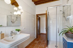 Shower, hair dryer, towels - Holiday Home 'Toscana' with Shared Pool, Private Garden and Wi-Fi (Colle di Val d'Elsa)