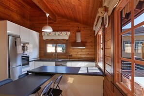 Kylskåp, mikrovågsugn, ugn och spishäll