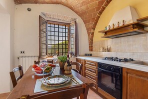 Fridge, oven, stovetop, coffee/tea maker