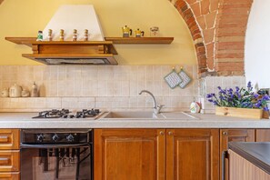 Fridge, oven, stovetop, coffee/tea maker