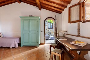 2 bedrooms, iron/ironing board, bed sheets