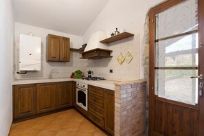 Fridge, oven, stovetop, coffee/tea maker