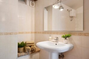 Regadera, secadora de cabello, toallas 