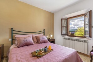 2 chambres, fer et planche à repasser, draps fournis