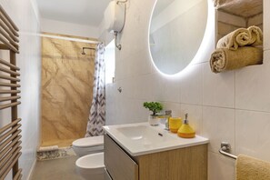 Douche, sèche-cheveux, serviettes fournies