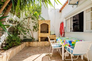 Outdoor dining - Holiday Home 'Casa Da Guia' with Private Garden, Wi-Fi and Air Conditioning (Beja)