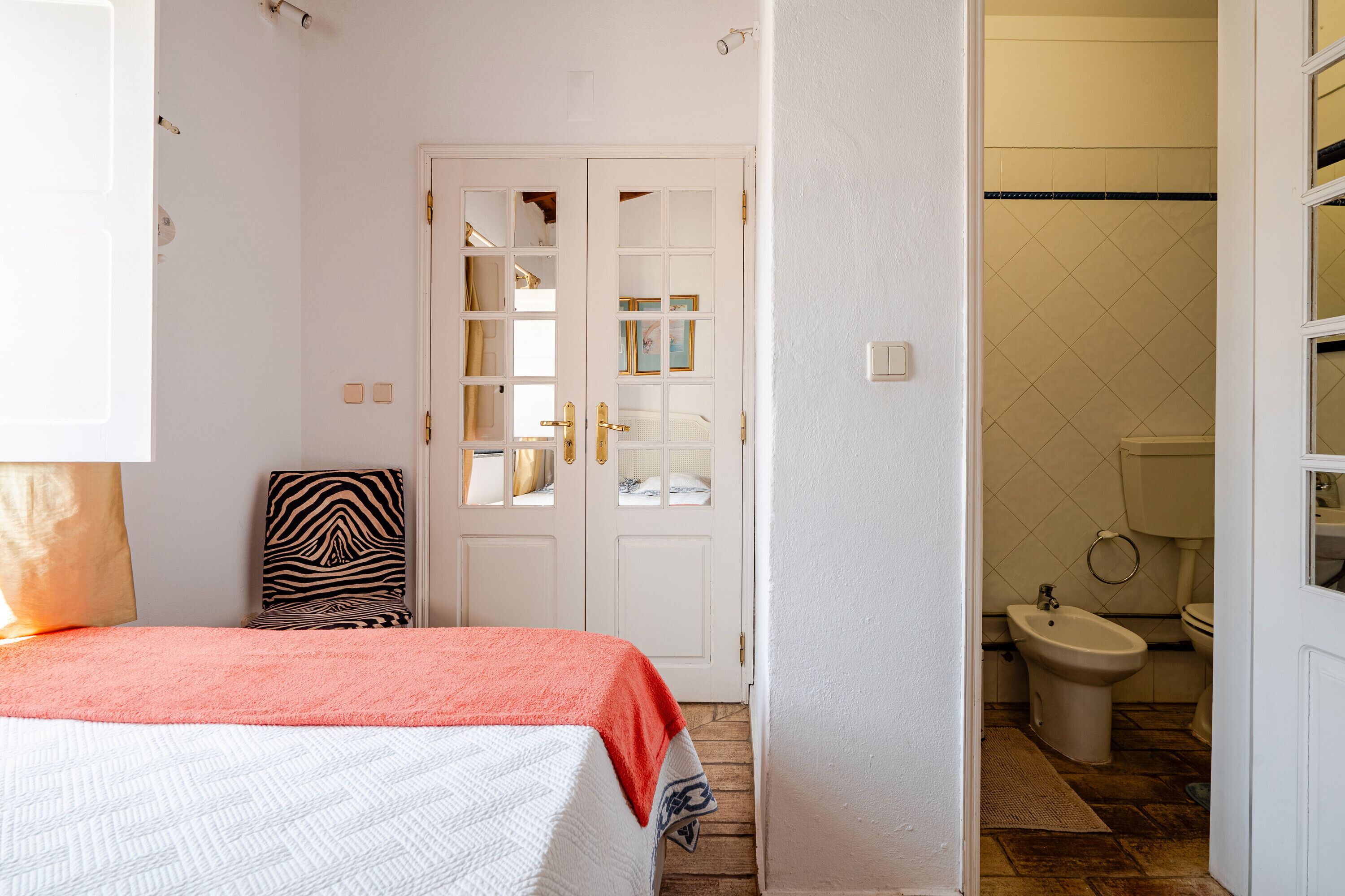 1 chambre, fer et planche à repasser, Wi-Fi gratuit, draps fournis