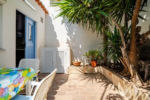 Outdoor dining - Holiday Home 'Casa Da Guia' with Private Garden, Wi-Fi and Air Conditioning (Beja)