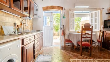 Refrigerador, horno, placa de cocina, cafetera/tetera