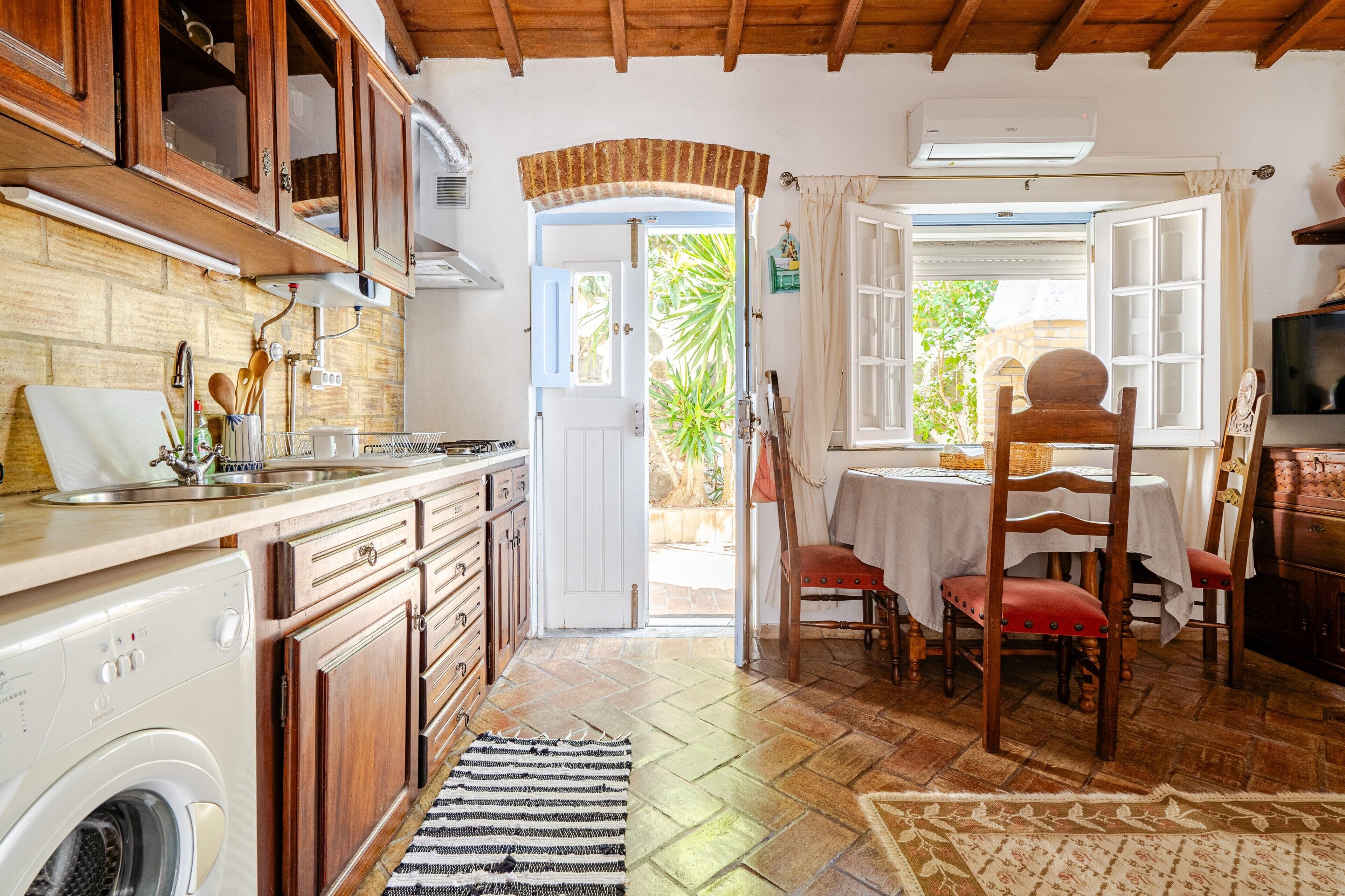 Frigorifero, forno, piano cottura, macchina per tè/caffè