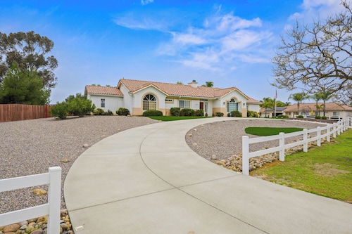 "Ramona's Central Gem: Your Perfect Vacation Retreat Awaits!"