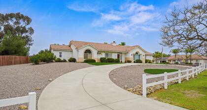 "Ramona's Central Gem: Your Perfect Vacation Retreat Awaits!"