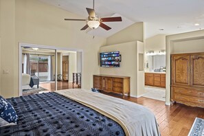 4 bedrooms, iron/ironing board, travel cot, WiFi - "Ramona's Central Gem: Your Perfect Vacation Retreat Awaits!" (Ramona)