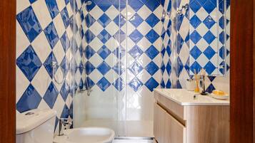 Bruser, hårtørrer, håndklæder