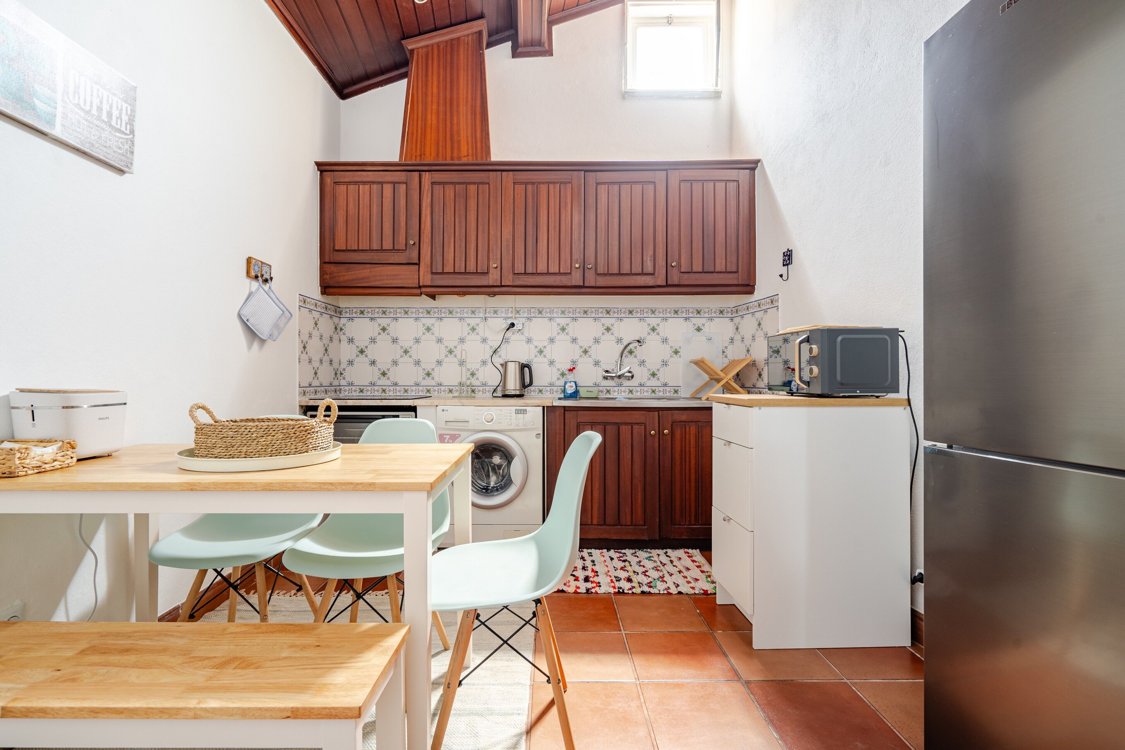 Réfrigérateur, four, plaque de cuisson, cafetière/bouilloire