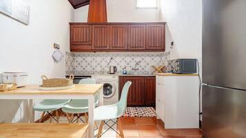 Frigorífico, horno, placa de cocina y cafetera o tetera