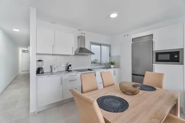 Kühlschrank, Mikrowelle, Herdplatte, Wasserkocher mit Kaffee-/Teezubehör