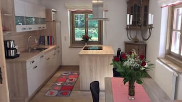 KĂŒhlschrank, Mikrowelle, Ofen, Wasserkocher mit Kaffee-/Teezubehör