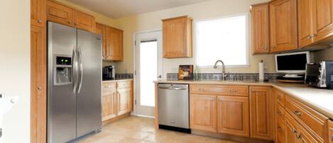 Een koelkast, een magnetron, een oven, een kookplaat