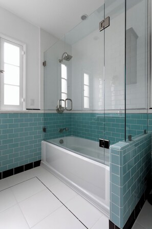 Haartrockner, Bidet, Handtücher, Seife
