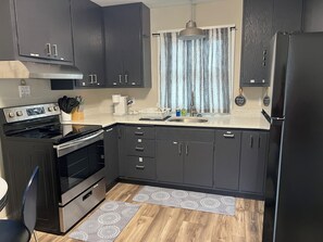 ثلاجة، ميكروويف، فرن، موقد طهي مسطح