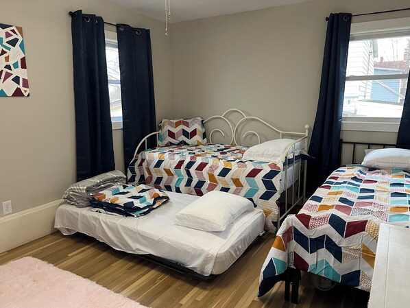 3 عدّة غرف نوم ومكتب ومكواة/لوح كي وسرير سفر