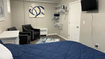 3 slaapkamers, een bureau, een strijkplank/strijkijzer, reisbedje