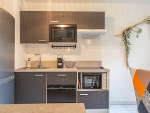 Jääkaappi, mikroaaltouuni, astianpesukone